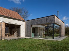Fasádu tvoří neošetřená prkna českého modřínu, která stárnutím postupně mění...