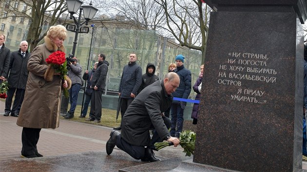 Ruský prezident Vladimir Putin položil v Petrohradu květiny k památníku svého někdejšího mentora - starosty Anatolije Sobčaka. (19. února 2020)