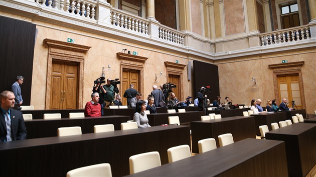 stavn soud vyhlsil zamtnut nvrhu prezidenta Miloe Zemana a skupiny poslanc na proveden krt v zkon o stetu zjm. (18. nora 2020)
