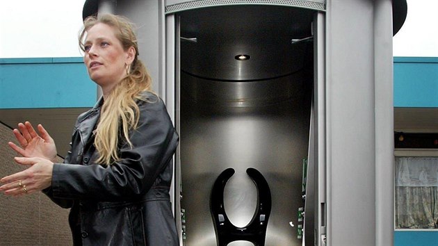 Dmsk varianta specilnch veejnch toalet Urilift v Rotterdamu. (12. bezna 2003)