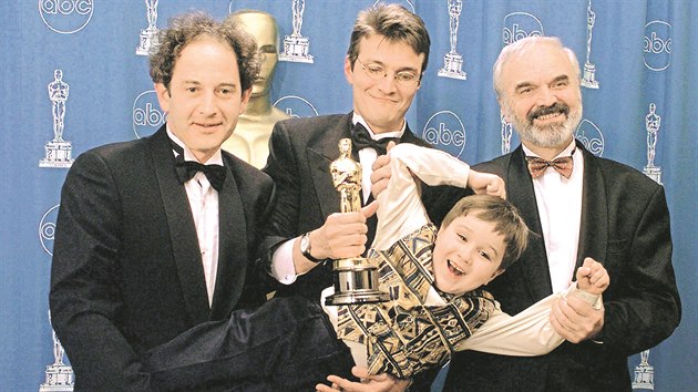 Britsk producent Eric Abraham, Jan Svrk, Zdenk Svrk a pedstavitel hlavn role filmu Kolja, Andrej Chalimon, se raduj z Oscara za nejlep neanglicky mluven film v roce 1996.