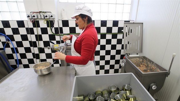 Kapří paštika vzniká v Kletečné na Pelhřimovsku. Maso i samotná konzerva projde lidem rukama při procesu výroby hned několikrát.