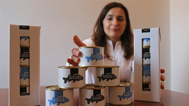 Kapří paštiku podle Daniely Plaché z Farmy Poříčí (na snímku) neprodává jenom její obsah, ale rovněž obal. Proto byl k návrhu etikety přizván přední český designér Petr Novague. Obal paštiky loni získal prestižní mezinárodní ocenění Red Dot Award.