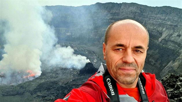 Radek Jaroš u kouřící sopky v Kongu.