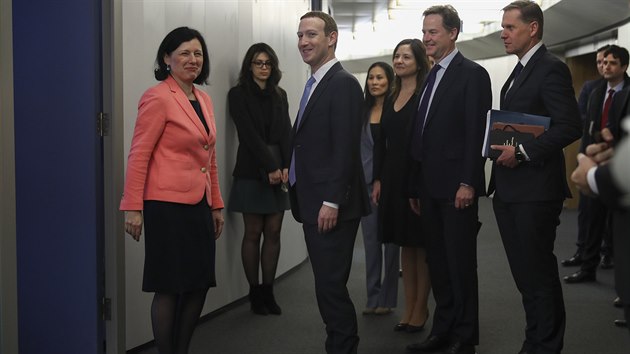 Zakladatel sociální sítě Facebook Mark Zuckerberg jednal v Bruselu s místopředsedkyní Evropské komise Věrou Jourovou o regulacích digitálních společností a umělé inteligence. (17. února 2020)