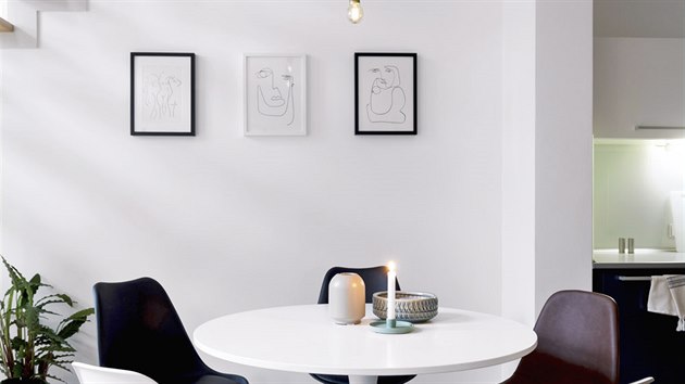 Krom ikonickch kousk nbytku prostor zpjemuj zarmovan grafiky na stn u jdelnho stolu.