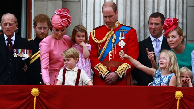Zleva: Princ Philip, princ Harry, vvodkyn Kate s dtmi Georgem a Charlotte, princ William, Peter Phillips a jeho ena Autumn s dtmi (Londn, 17. ervna 2017)