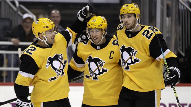 Dominik Simon (12), Sidney Crosby (87) a Marcus Pettersson (28) slav gl Pittsburghu.