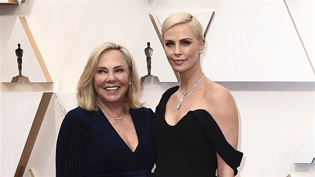 Charlize Theronov a jej matka Gerda Maritzov na Oscarech (Los Angeles, 10. nora 2020)