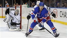 Filip Chytil (v modrém) z NY Rangers v blízkosti branky Los Angeles Kings. Puk... Filip Chytil (v modrém) z NY Rangers v blízkosti branky Los Angeles Kings. Puk...