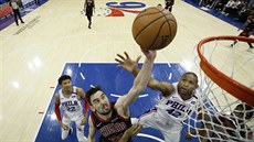Tomáš Satoranský z Chicaga zakončuje v utkání proti Philadelphii, blokuje ho Al... Tomáš Satoranský z Chicaga zakončuje v utkání proti Philadelphii, blokuje ho Al...