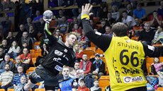 Lovosický házenkář Jiří Motl pálí na Michala Studeného v brance Nového Veselí. Lovosický házenkář Jiří Motl pálí na Michala Studeného v brance Nového Veselí.