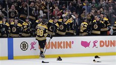 David Pastrňák si užívá ovace fanoušků i gratulace od spoluhráčů z Bostonu.... David Pastrňák si užívá ovace fanoušků i gratulace od spoluhráčů z Bostonu....