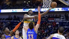 Zion Williamson z New Orleans zakončuje v utkání proti Oklahoma City. Zion Williamson z New Orleans zakončuje v utkání proti Oklahoma City.
