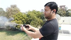Mobil jako zbraň. Ind vynalezl hlaveň na Iphone Mobil jako zbraň. Ind vynalezl hlaveň na Iphone
