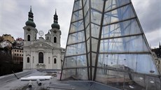 Vídelní kolonáda v Karlových Varech stojí v tsném sousedství kostela svaté...