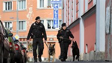 Psovodi mstské policie Luká erný se psem Tixem a Marie Lokingová s Badym se...