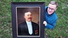 Chodovský historik Miloš Bělohlávek s obrazem prvního chodovského starosty... Chodovský historik Miloš Bělohlávek s obrazem prvního chodovského starosty...