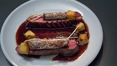 Kachní prsa s bramborem, fíkovou omáčkou a grilášem plněným kachní paštikou Kachní prsa s bramborem, fíkovou omáčkou a grilášem plněným kachní paštikou