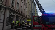 Hasiči zasahují v ulici Jana Želivského na pražském Žižkově (16. února 2020). Hasiči zasahují v ulici Jana Želivského na pražském Žižkově (16. února 2020).