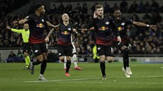 Timo Werner (třetí zleva) slaví gól se spoluhráči z Lipska. Timo Werner (třetí zleva) slaví gól se spoluhráči z Lipska.