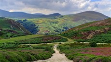 Za městem Conwy lze jít zhruba 16 kilometrů buď po cyklostezce na pobřeží, nebo... Za městem Conwy lze jít zhruba 16 kilometrů buď po cyklostezce na pobřeží, nebo...