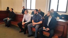 Před soudem stanuli čtyři muži obžalovaní, že vykrádali kamiony na... Před soudem stanuli čtyři muži obžalovaní, že vykrádali kamiony na...