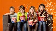 Čtveřice dětí při redakčním testu popcornu Čtveřice dětí při redakčním testu popcornu