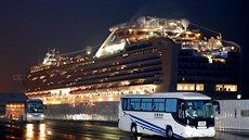 Evakuovaní američtí pasažéři jsou převáženi z výletní lodi Diamond Princess do... Evakuovaní američtí pasažéři jsou převáženi z výletní lodi Diamond Princess do...