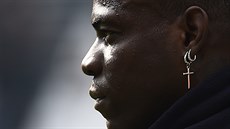 Italský útoník Mario Balotelli pi rozcvice ped utkáním Brescie proti...