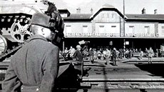 Sovětský voják obhlíží situaci při odjezdu z Frenštátu pod Radhoštěm 26. února... Sovětský voják obhlíží situaci při odjezdu z Frenštátu pod Radhoštěm 26. února...