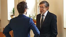 Obžalovaný Jaroslav Chalupa (vpravo) se svým obhájcem před zahájením soudního... Obžalovaný Jaroslav Chalupa (vpravo) se svým obhájcem před zahájením soudního...