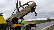 Ředitelství silnic a dálnic nechalo ohořelý vrak odtáhnout na své náklady. Ředitelství silnic a dálnic nechalo ohořelý vrak odtáhnout na své náklady.