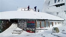 Turisté lezou na střechu meteostanice na Sněžce. Turisté lezou na střechu meteostanice na Sněžce.