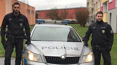 Policisté pomohli těhotné ženě, ta následně v porodnici v pořádku porodila. Policisté pomohli těhotné ženě, ta následně v porodnici v pořádku porodila.
