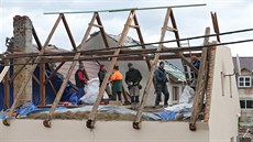 V obci se uklízí a na opravě střech dobrovolně pracují klempíři a pokrývači. V obci se uklízí a na opravě střech dobrovolně pracují klempíři a pokrývači.