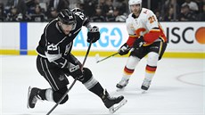 Martin Frk z Los Angeles napřahuje ke střele v utkání proti Calgary. Martin Frk z Los Angeles napřahuje ke střele v utkání proti Calgary.