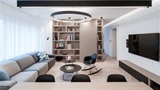 Tři původní místnosti propojil architekt do obývacího pokoje s kuchyní a... Tři původní místnosti propojil architekt do obývacího pokoje s kuchyní a...