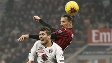 Zlatan Ibrahimovič (nahoře) z AC Milán v souboji s Lyancem z FC Turín. Zlatan Ibrahimovič (nahoře) z AC Milán v souboji s Lyancem z FC Turín.