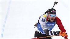 Rakouský biatlonista Dominik Landertinger projíždí cílem vytrvalostního závodu... Rakouský biatlonista Dominik Landertinger projíždí cílem vytrvalostního závodu...