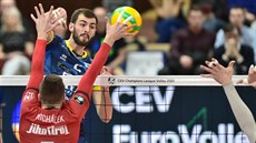 Budějovický volejbalista Petr Michálek se snaží zastavit útok v podání Aarona... Budějovický volejbalista Petr Michálek se snaží zastavit útok v podání Aarona...