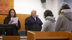 Trestní soudkyně Anna Sobotková čte rozsudek nad dvěma nezletilými dívkami,... Trestní soudkyně Anna Sobotková čte rozsudek nad dvěma nezletilými dívkami,...