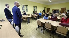 Chebský starosta Antonín Jalovec (zcela vlevo) a místostarosta Jiří Černý na... Chebský starosta Antonín Jalovec (zcela vlevo) a místostarosta Jiří Černý na...