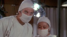 Kellye Nakahara s Alanem Aldou v seriálu M.A.S.H. Kellye Nakahara s Alanem Aldou v seriálu M.A.S.H.