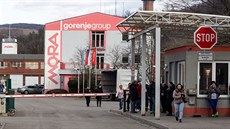 Zaměstnanci továrny Mora Moravia se ani po mnoha kolech jednání mezi vedením a... Zaměstnanci továrny Mora Moravia se ani po mnoha kolech jednání mezi vedením a...