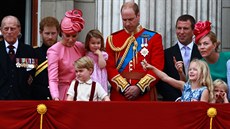 Zleva: Princ Philip, princ Harry, vévodkyn Kate s dtmi Georgem a Charlotte,...