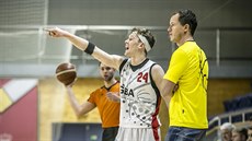 Matj Burda (24) z GBA Jindichv Hradec a jeho trenér Julian Beko