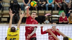 Valerij Todua z Českých Budějovic smečuje proti Fenerbahce Istanbul. Valerij Todua z Českých Budějovic smečuje proti Fenerbahce Istanbul.