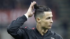Cristiano Ronaldo z Juventusu si kontroluje účes. Cristiano Ronaldo z Juventusu si kontroluje účes.