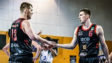 Martin Peterka (vlevo) a Pavel Pumprla z Nymburka se radují. Martin Peterka (vlevo) a Pavel Pumprla z Nymburka se radují.